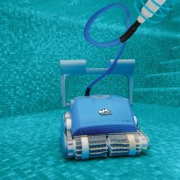 Poolroboter Dolphin M400 Reinigung vom Poolboden