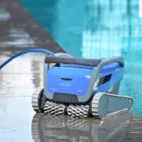 Poolroboter Dolphin M600 am Beckenrand