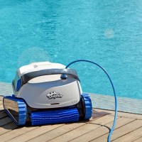 Poolroboter Dolphin S200 am Beckenrand