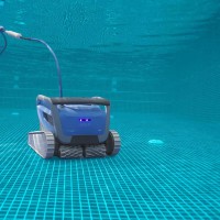Poolroboter Dolphin M600 Reinigung vom Poolboden