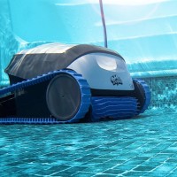 Poolroboter Dolphin S100 während des Betriebes im Wasser